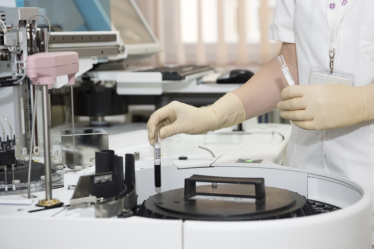 Pracownik laboratorium z Azji Promoman
